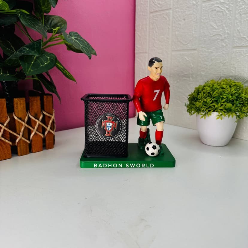 ronaldo no. 7 footballer pen holder